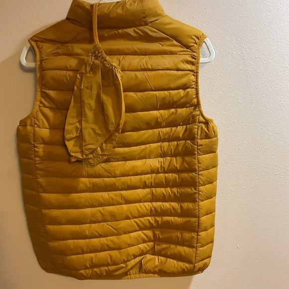 Amazon essentials, puffy vest, extra small new with tags. - Picture 2 of 3